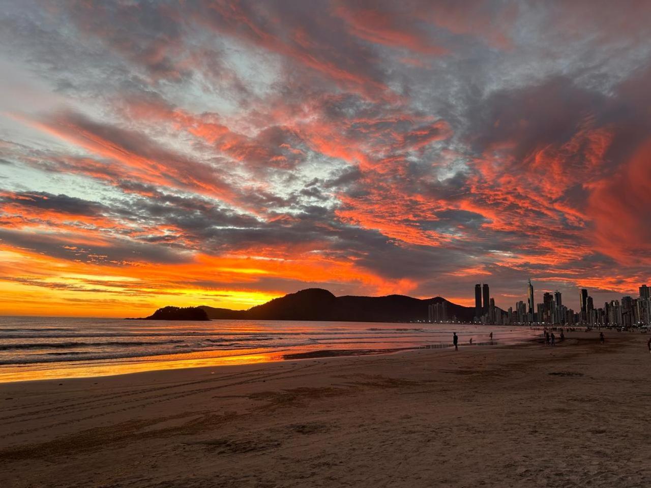 Apartamento Avenida Atlantica, Beira Mar, Pe Na Areia Balneário Camboriú Exterior foto