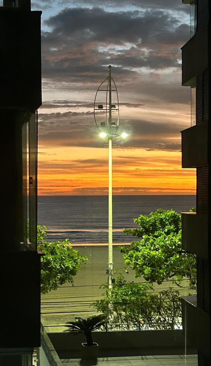Apartamento Avenida Atlantica, Beira Mar, Pe Na Areia Balneário Camboriú Exterior foto