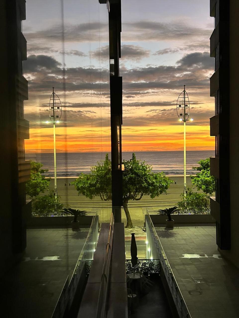 Apartamento Avenida Atlantica, Beira Mar, Pe Na Areia Balneário Camboriú Exterior foto